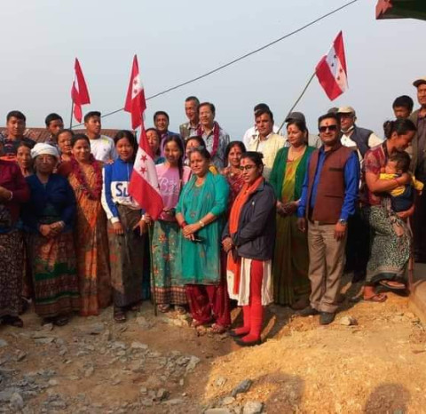 नेपाली काङ्ग्रेसका उम्मेदवार घरमै भोट माग्न पुगेपछि वालिङका जनता उत्साहित